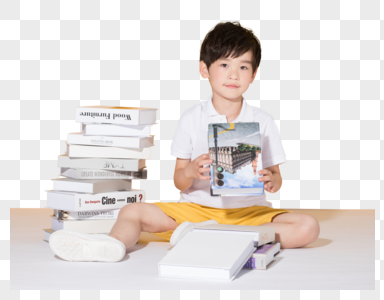 儿童教育小男孩和一堆书本图片