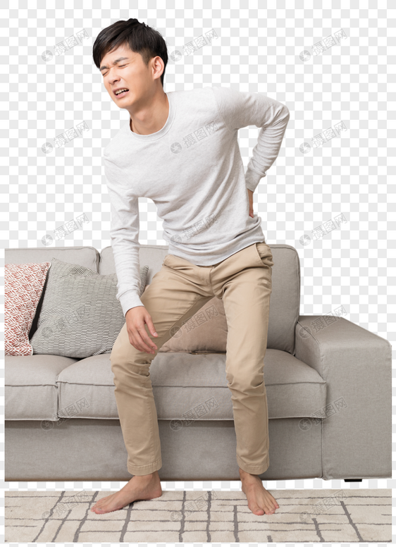 坐在沙发上腰疼的男性