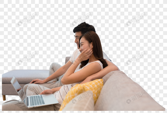 情侣坐在沙发上看电脑图片