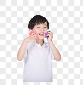 儿童小男孩手持甜甜圈玩耍图片