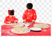 新年孩子们在包饺子图片