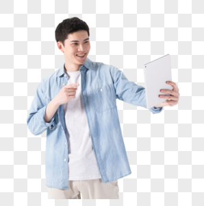 拿着平板电脑开心微笑的年轻男性图片