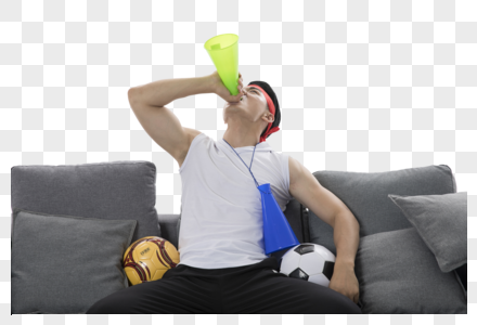 今天是战神！库尔图瓦接连神扑，拒绝范戴克、埃基蒂克头球轰炸