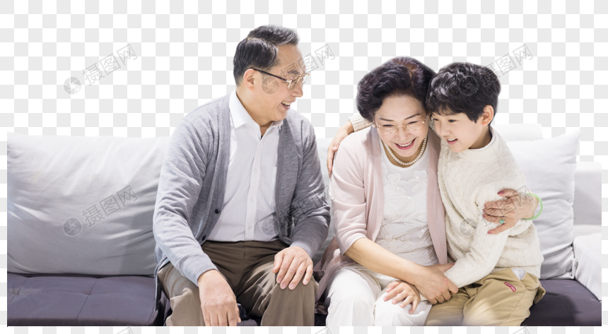 爷爷奶奶和孙子开心地坐在沙发上