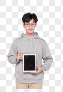 拿着平板电脑展示的年轻男性形象图片