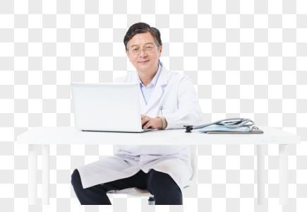 中老年医生用电脑工作高清图片