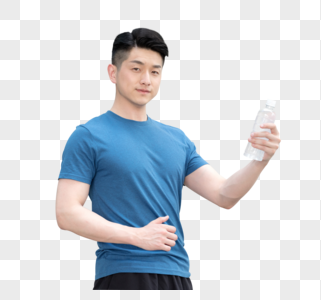运动健身后站着喝水的年轻男性图片