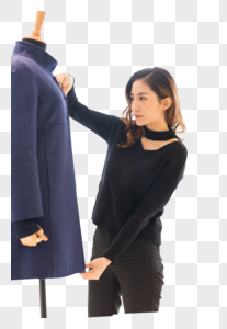 专注工作的女性服装设计师图片