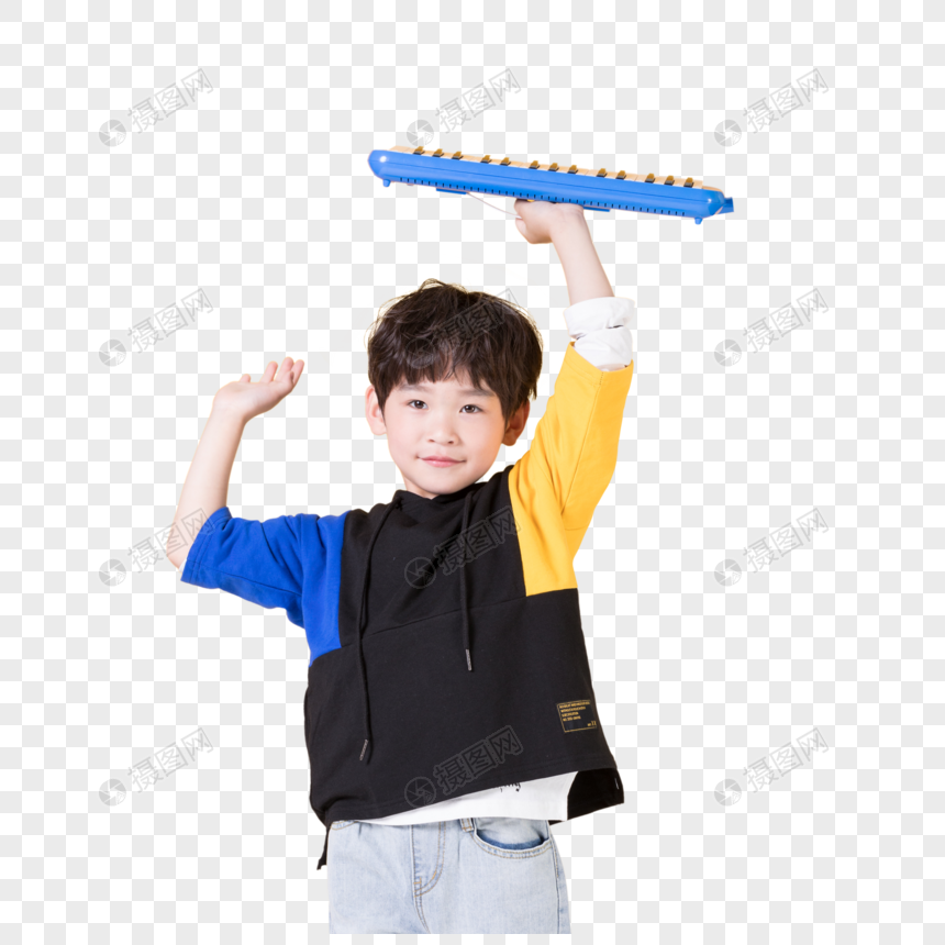 儿童小男孩手持玩具口风琴玩耍图片