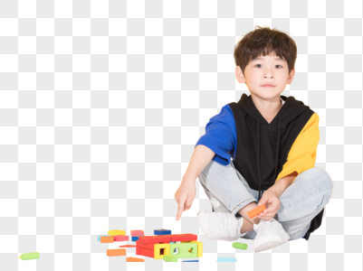 儿童小男孩玩积木益智玩具高清图片
