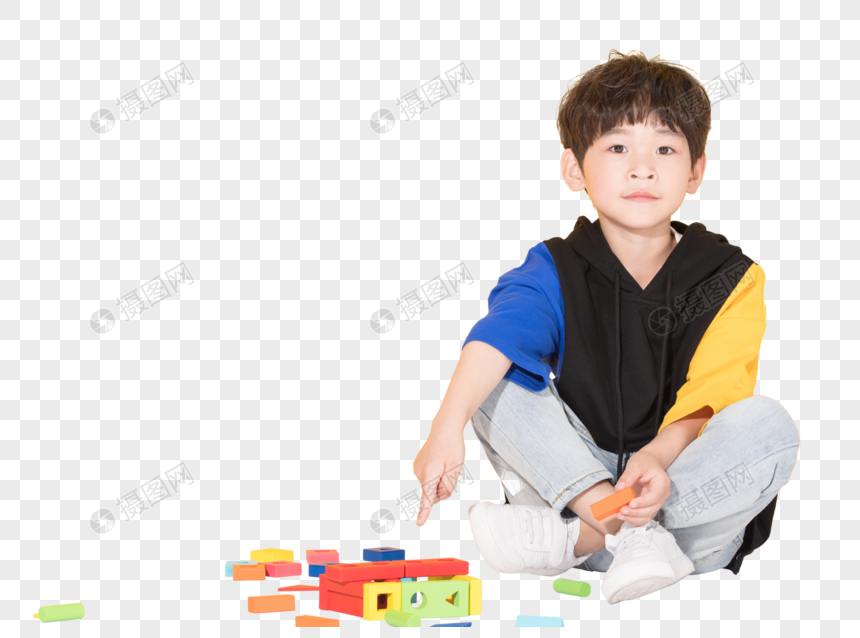 儿童小男孩玩积木益智玩具图片