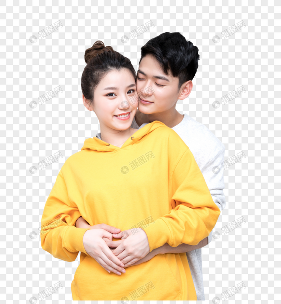 年轻情侣幸福拥抱