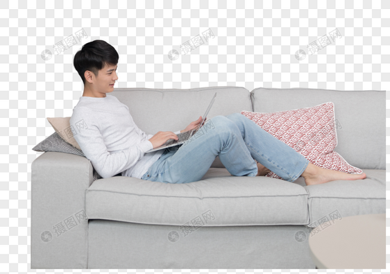 坐在沙发上玩电脑的男生图片