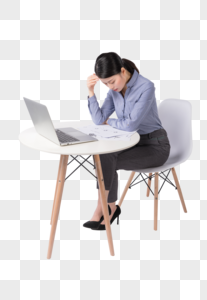 坐在办公桌前头痛的职场女性图片