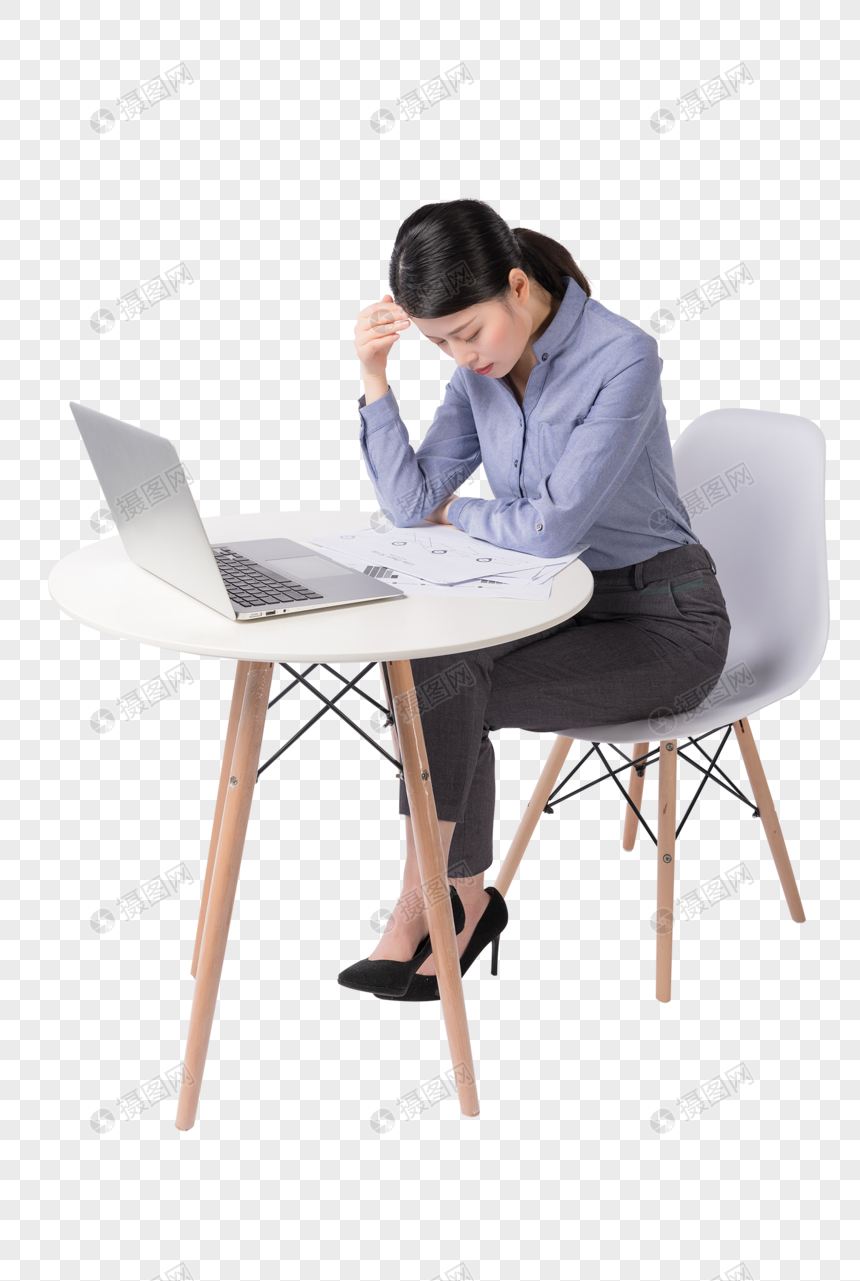 坐在办公桌前头痛的职场女性图片