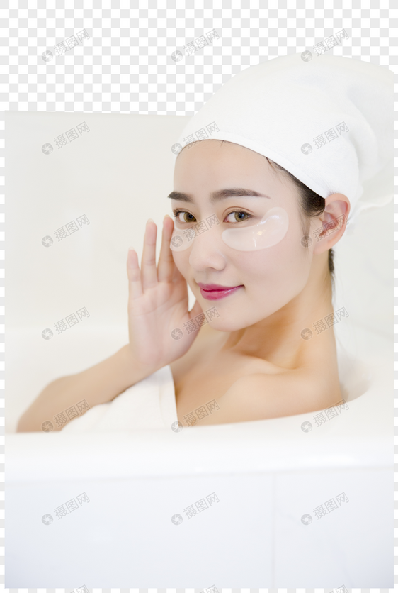 年轻女子在浴室做美容图片