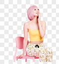 坐在粉色椅子上的俏皮时尚女模特图片