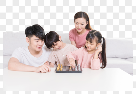 父母陪孩子下棋高清图片