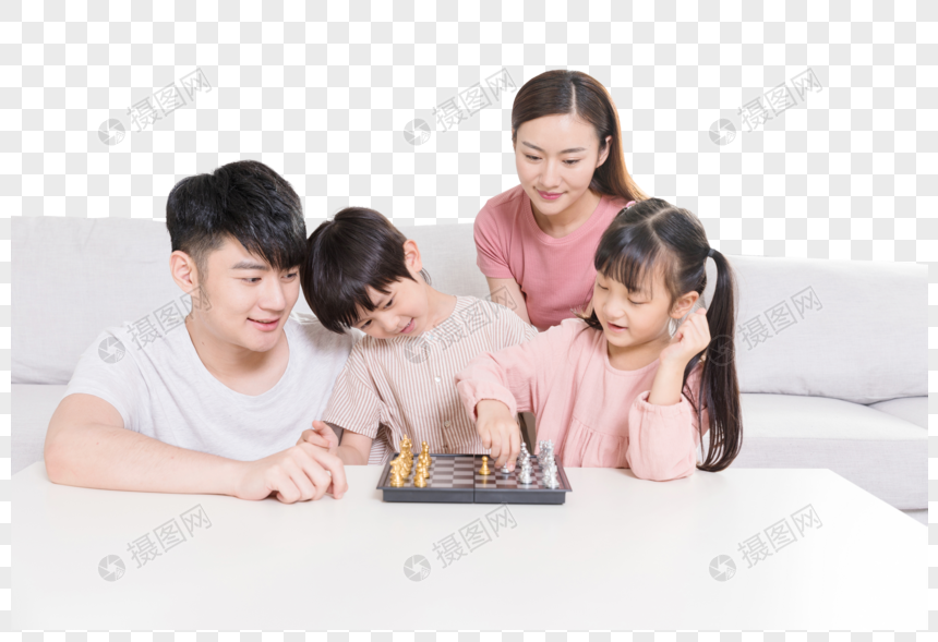 父母陪孩子下棋图片