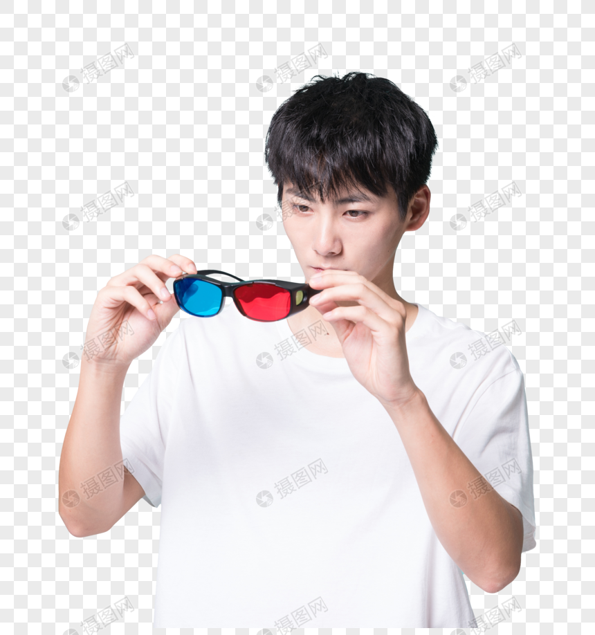 青年男性戴3D眼镜图片