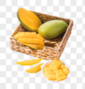 新鲜的芒果在木桌子上的果篮里图片