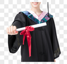 青年女性学士服手拿毕业证书图片