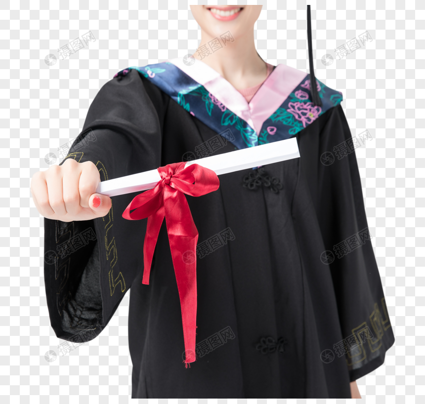 青年女性学士服手拿毕业证书图片