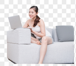 坐在客厅休闲放松玩电脑购物的女生图片