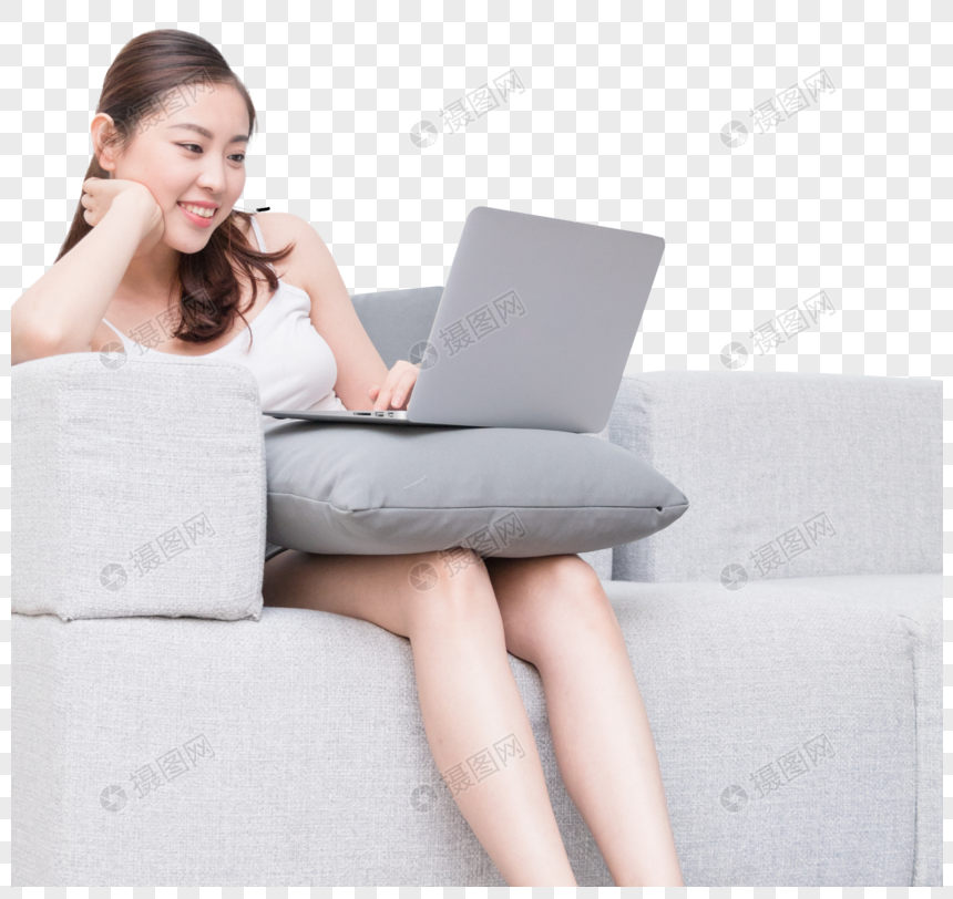 坐在客厅休闲放松玩电脑购物的女生图片