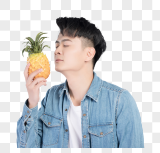 手持菠萝的青年男性高清图片