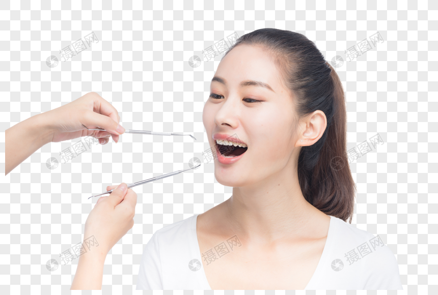 美女检查牙齿口腔