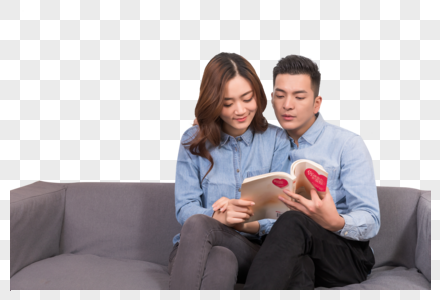 情侣在客厅看书阅读图片