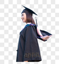 穿着学士服开心毕业的大学生图片