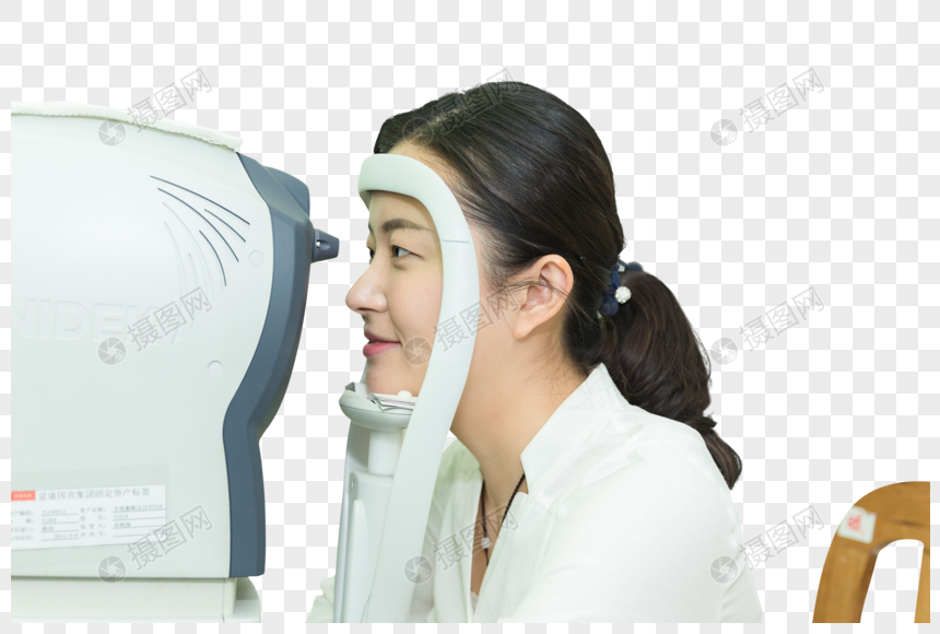 美女在眼科仪器前检查图片