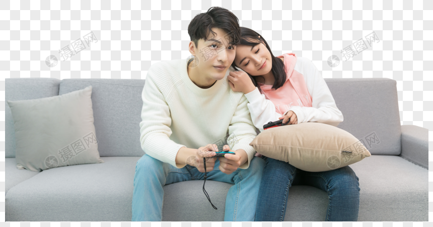 在客厅一起玩游戏的情侣
