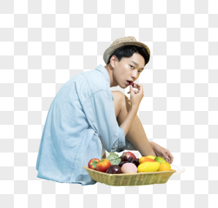活力男孩吃水果的侧面照图片