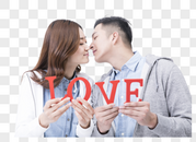 情侣手拿love接吻图片