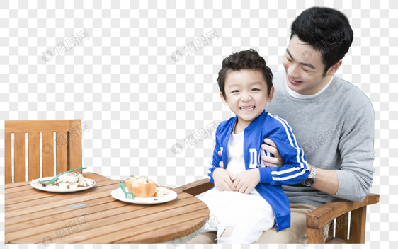 爸爸和儿子在咖啡厅玩闹图片