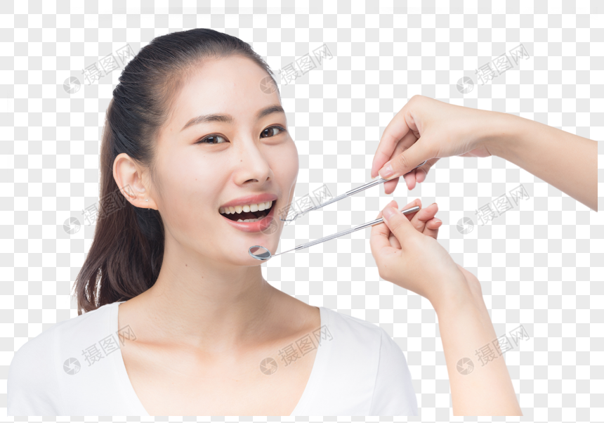 美女检查牙齿口腔