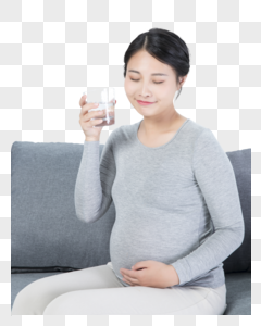 孕妇闭着眼睛喝水图片