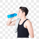 运动健身男性喝水擦汗休息图片