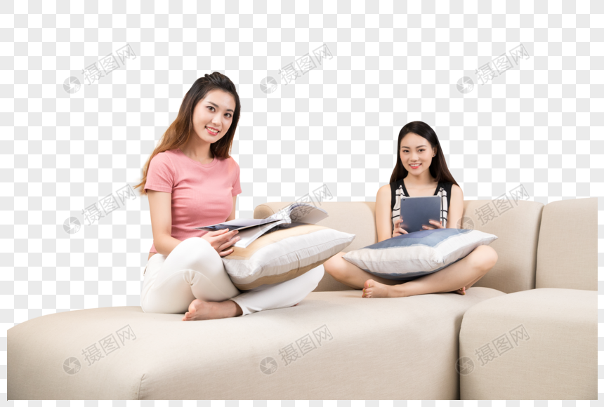 沙发上看书的的闺蜜图片