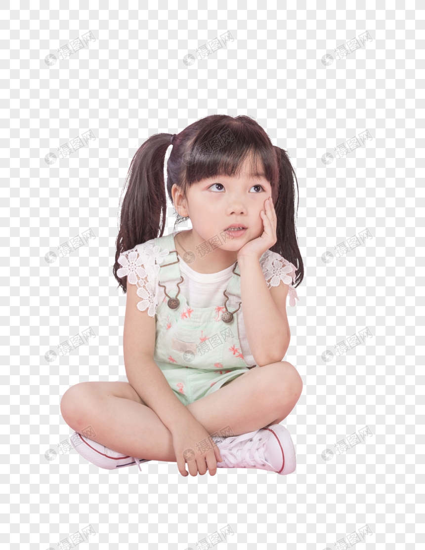 小女孩托腮思考