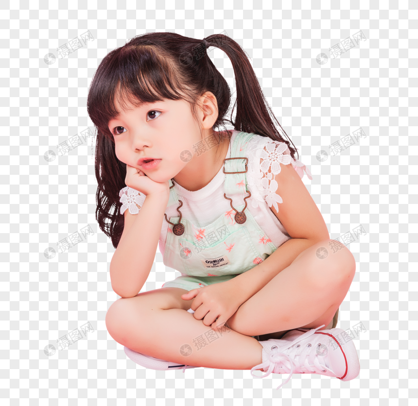 小女孩托腮思考