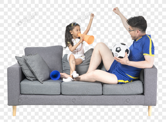 父亲和女儿一起观察世界杯图片