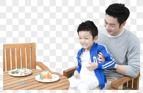 带着孩子吃东西的父亲图片