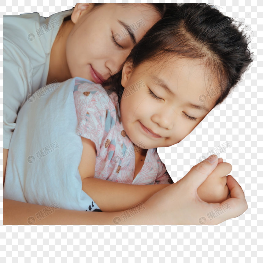 温馨家庭卧室母子拥抱入眠图片