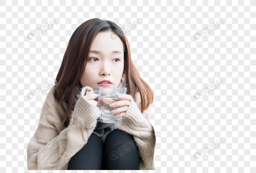 手握杯子的美女图片