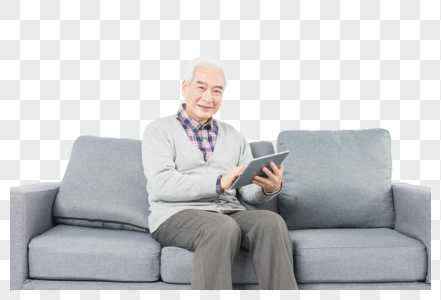 老人在沙发上看平板电脑图片