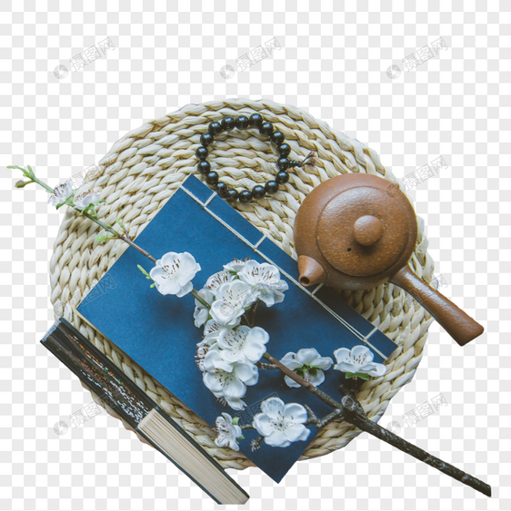草甸上的茶具书本扇子图片